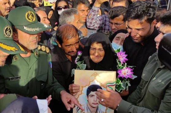 استقبال بی نظیر مردم بهمئی از مادر شهید نوروزی/۳۴ سال هجران و فراق به سرآمد