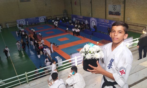 اقدام شایسته قهرمان کاراته کار شهرستان بهمئی/تقدیم مدال طلا به شهدای حادثه تروریستی شاهچراغ