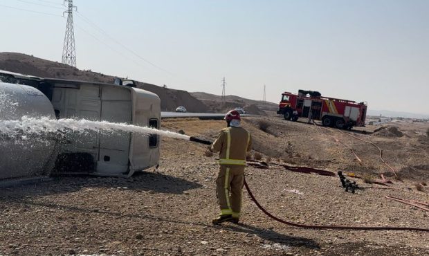 مهار حادثه واژگونی تانکر بنزین توسط آتشنشانی بیدبلند خلیج فارس در محور رامهرمز – بهبهان مهار حادثه واژگونی تانکر بنزین توسط آتشنشانی بیدبلند خلیج فارس در محور رامهرمز – بهبهان
